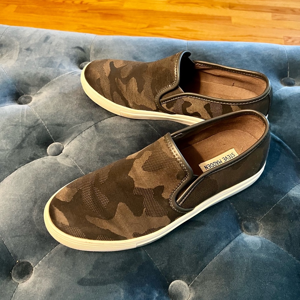 Steve Madden Men’s slip-on in grey camo textured shoe. Size 9, gently worn.